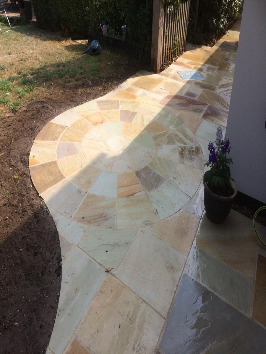 Fossil Mint Indian Sandstone Paving Slabs-690x550mm