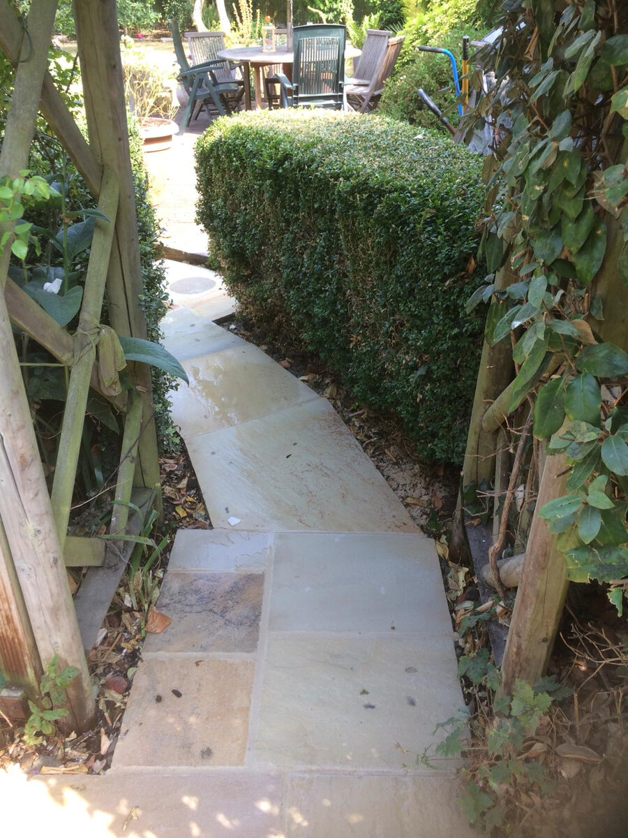 Fossil Mint Indian Sandstone Paving Slabs-690x550mm