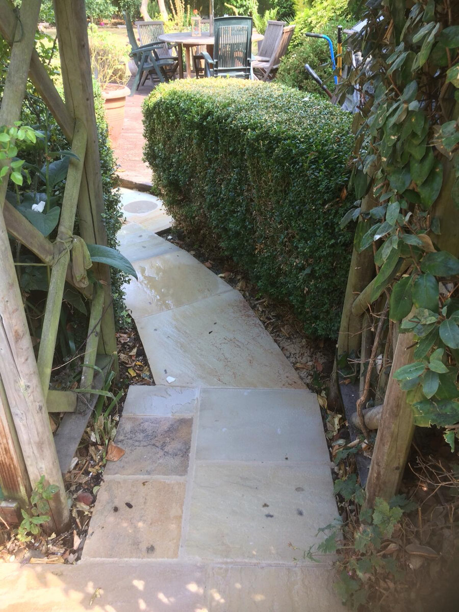 Fossil Mint Indian Sandstone Paving Slabs-690x550mm